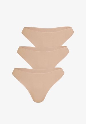 Drei identische nahtlose beige Damenslips mit Tanga-Schnitt, vertikal auf einem weißen Hintergrund gestapelt.