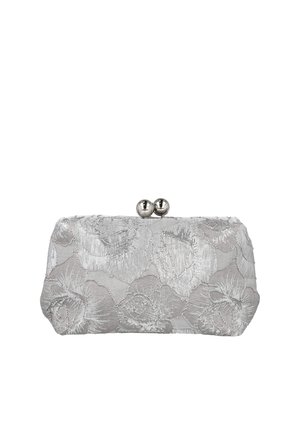Bolso de mano plateado con relieve floral y cierre metálico redondo en la parte superior, forma rectangular con bordes ligeramente redondeados.