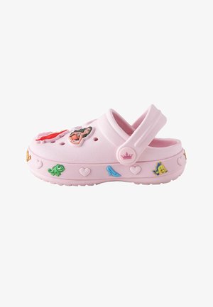 Rosa Kinderclog mit verstellbarem Fersenriemen, verziert mit Herzformen und bunten Cartoon-Charakter-Anhängern an den Seiten und oben.