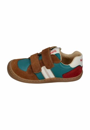 Legerschuh für Kinder mit braunen Wildlederriemen, türkisfarbenem Lederkörper, weißen und roten Akzenten sowie Gummisohle, gestaltet für einfaches Verschließen.