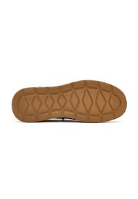 Suela de goma con una superficie texturizada que presenta un patrón geométrico. Color marrón con un diseño flexible para tracción y durabilidad.