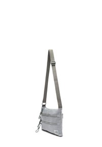 Borsa a tracolla grigia in nylon con design piatto, due tasche con cerniera, una tracolla texturizzata e una semplice etichetta con logo nella parte anteriore.
