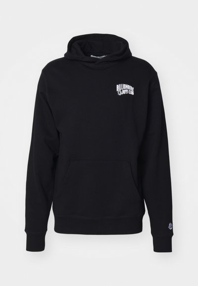 Svart hettegenser laget av mykt stoff, med en frontlomme og logo tekst på brystet, samt ribbestrikkede mansjetter og kant.