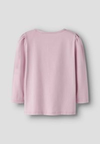 Lyserød langærmet skjorte med puffede ærmer, rund halsudskæring og en blød, glat tekstur. Enkel design uden mønstre eller accenter.