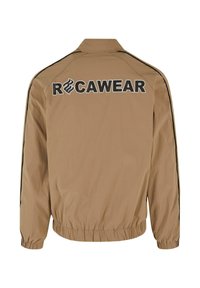 Svetlá béžová bunda s čiernymi akcentmi a nápisom "ROCAWEAR" na chrbte. Obsahuje stojačik, elastické manžety a elastický pás.
