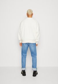 Tommy Jeans BOXY LUXE CREW - Mikina - ancient white