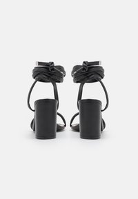RAID Korolliset sandaalit - black