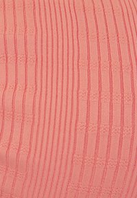 Gestrickter Stoff in einem hellkorallenfarbenen Ton, der abwechselnd gerippte und strukturierte Muster zeigt. Das Material hat eine glatte Oberfläche mit einem dezenten Glanz.