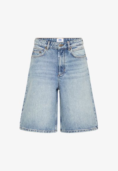 Shorts en denim bleu clair avec une conception à jambes larges, dotés de cinq poches, de coutures surpiquées et d'une fermeture à bouton à la taille.