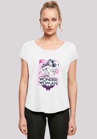 Lys grå t-skjorte med kort erme med Wonder Woman-grafikk i rosa og svart, som viser logo og actionpose, laget av mykt, pustende stoff.