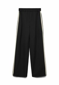 Zwarte wijde broek met een elastische tailleband, voorzien van twee verticale crèmekleurige strepen langs de zijkanten voor contrast. Zachte stofstructuur.