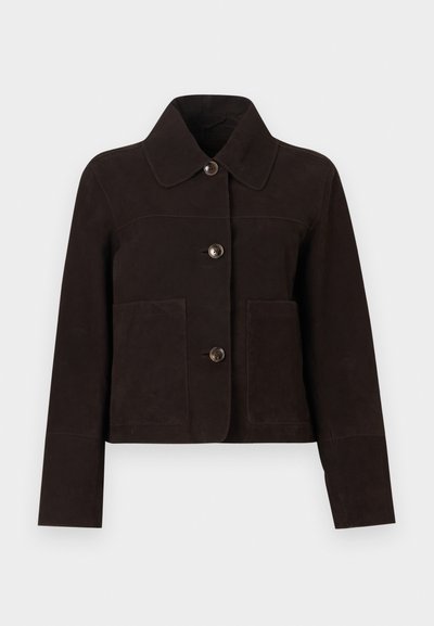 Σκούρο καφέ σακάκι από σουέντ με μακριά μανίκια, αιχμηλή γιακά, κούμπωμα με κουμπιά μπροστά και δύο μεγάλες μπροστινές τσέπες.