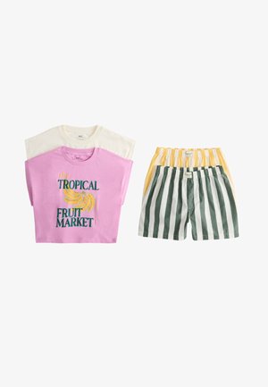 To sammenlagte T-shirts, den ene pink med gule bananer og teksten "the Tropical Fruit Market", den anden creme; to stribede elastiske taljeshorts, gul/hvid og grøn/hvid.