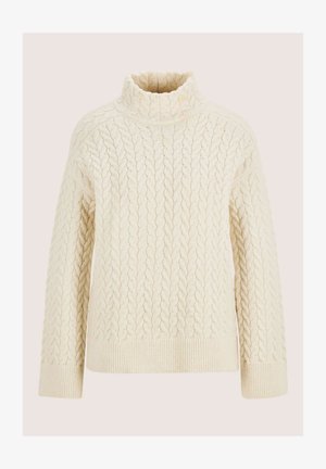 Crème-kleurige kabelgebreide coltrui met lange mouwen en geribde manchetten en zoom op een neutrale achtergrond.