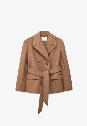 Dvojradový hnedý vlnený kabát s opaskom, širokými klopami a dvoma prednými vreckami. Hladká textúra s prispôsobeným strihom.