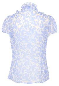 Blouse florale bleu clair à manches courtes, avec un col en cascade et une texture transparente, sur fond crème, ornée de motifs subtils.