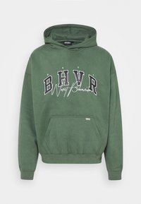 Zielona bluza z kapturem i kieszenią kangurką, z logo "BHVR" w czarno-białym kolorze. Miękki materiał z prążkowanymi ściągaczami przy mankietach i dolnym brzegu.