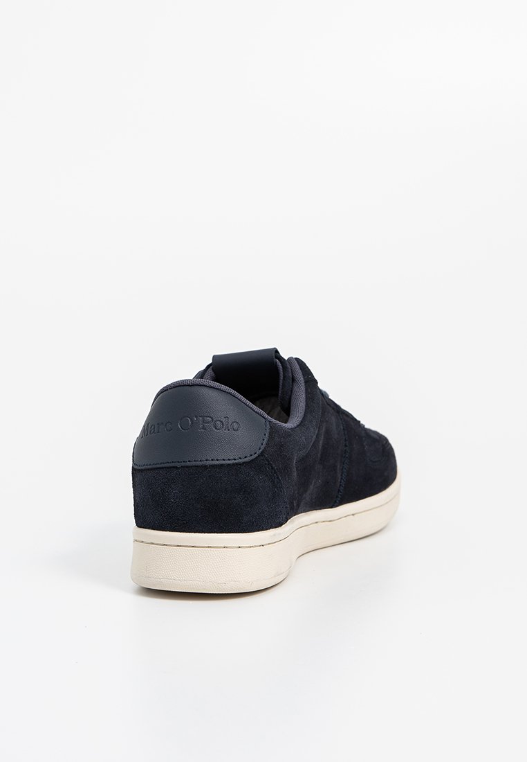 Navy suede sneaker met een rubberen zool, met een logo patch op de hiel en een stevige achterkant. Minimalistisch ontwerp en lage silhouet.