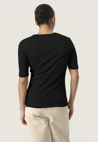Soaked in Luxury FAUNA TEE - Pamata T-krekls - black