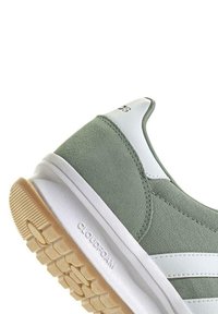 Zielono-białe sneakersy z miękką cholewką z zamszu i płótna, charakteryzujące się teksturowaną gumową podeszwą oraz logo "CLOUDFOAM" na boku.