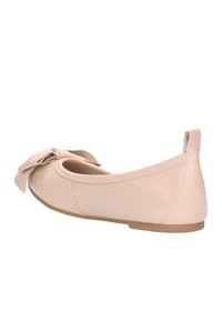 Světle růžové baleríny z umělé kůže s mašlí, kulatou špičkou a nízkou, hnědou gumovou podrážkou. Hladký povrch s prošívanými detaily.