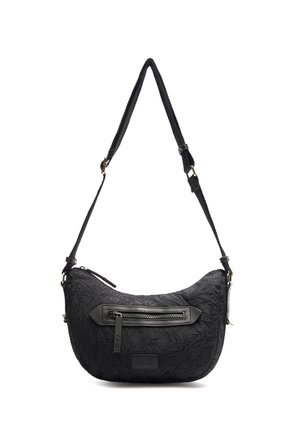 Czarna teksturowana torebka na ramię w kształcie półksiężyca z regulowanym paskiem i przednią kieszenią na zamek błyskawiczny z markowym uchwytem.