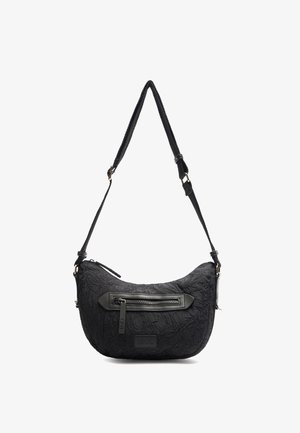 Sac d'épaule texturé noir en forme de croissant avec sangle réglable et poche avant zippée avec tirette marquée.