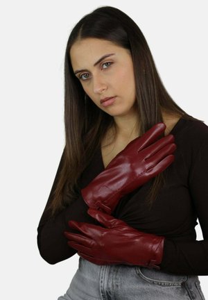 Gants en cuir bordeaux avec une texture lisse et un design à quatre doigts, présentant des coutures minimales et une silhouette élégante.