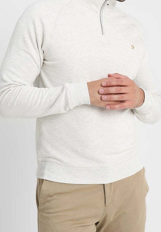 Pullover in pile grigio chiaro con collo con zip a un quarto, polsini e orlo a coste. Presenta un piccolo logo sul petto e una texture morbida.