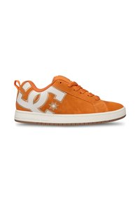 Baskets basses en daim orange avec semelle blanche et grand logo étoile blanche sur le côté, lacets et languette au talon.