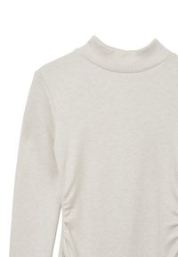Haut col roulé beige clair en tissu doux et texturé. Présente des détails froncés sur le côté pour plus de forme et de design.