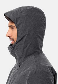 Giacca con cappuccio grigia realizzata in tessuto leggero, con cappuccio aderente, chiusura con zip davanti e cuciture piatte per una finitura liscia.