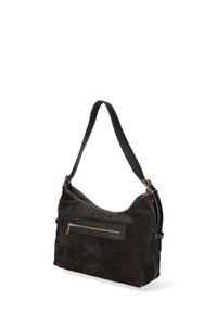 Zwarte suede handtas met een gestructureerde vorm, voorzien van een getextureerde zwarte strap en een voorvak met rits met gouden hardware accenten.