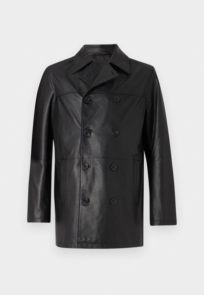 Manteau en cuir noir avec un design à double boutonnage, un large col, des boutons sur le devant et des manches longues ; texture lisse avec une silhouette ajustée.