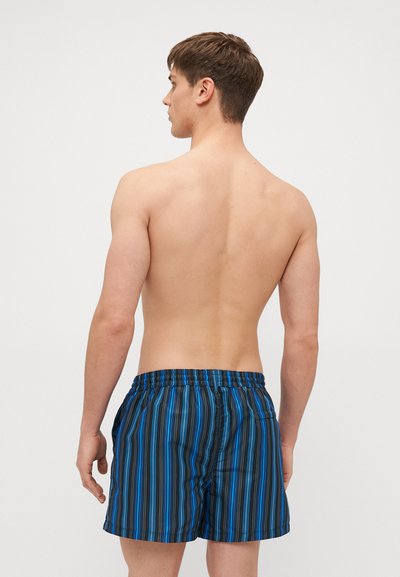 Shorts de bain pour homme noirs avec des rayures bleues, dotés d'une taille élastique et de poches latérales, fabriqués dans un tissu léger et à séchage rapide.
