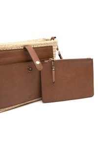 Borsa a mano in pelle marrone con accenti in paglia intrecciata, dotata di una pochette in pelle marrone staccabile. Chiusura a scatto e dettagli in metallo dorato.