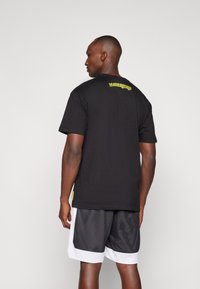 Mitchell & Ness POP PLAYER TEE VINTAGE LOGO - Klubové oblečení - black