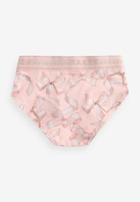 Des sous-vêtements pour femmes de couleur rose clair avec un motif de nœuds de différentes tailles. La ceinture élastique arbore le nom "TED BAKER" dans une police scintillante.