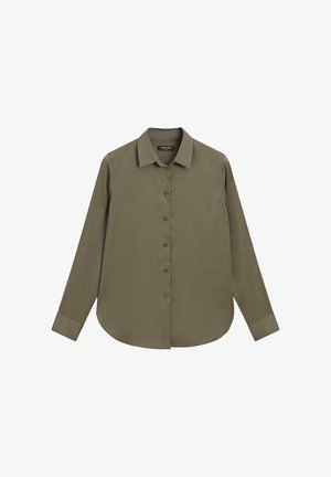 Camicia a maniche lunghe verde oliva realizzata in tessuto morbido, con colletto a punta, chiusura con bottoni e orlo rotondo. I bottoni sono marrone scuro.