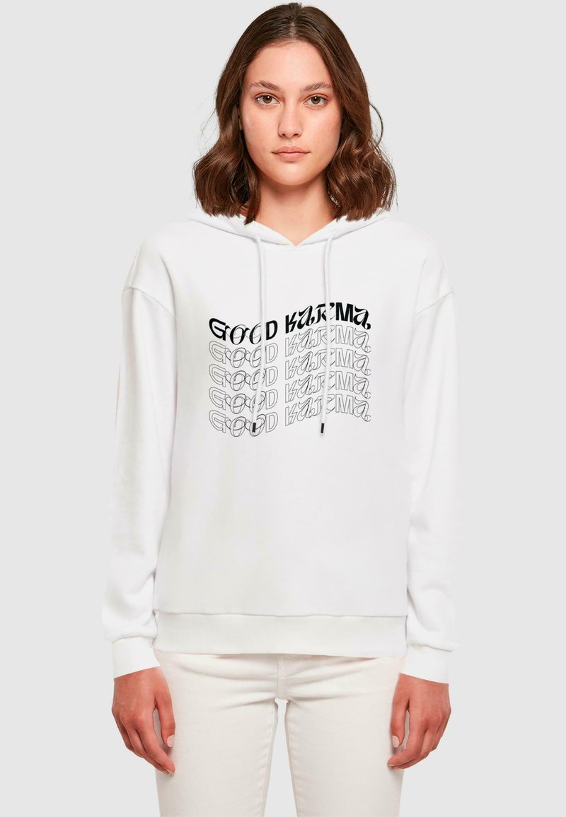 Witte hoodie met voorkantgrafiektekst "GOOD KARMA" in zwart en grijs. Bevat een capuchon met trekkoord en ribbelmanchetten. Zachte stoftextuur.