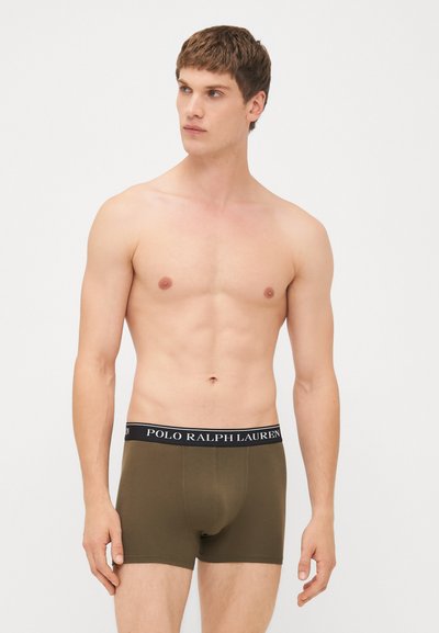 Olive zelene bokserice z črnim pasom, na katerem je napis "POLO RALPH LAUREN". Mehka tkanina, prilegajoča se oblika in dolžina do sredine stegna.