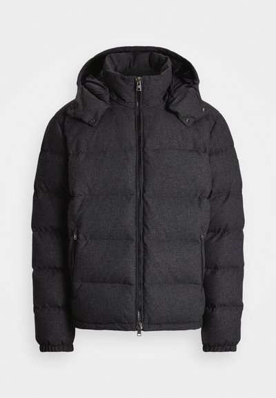Sort pufferjakke lavet af tekstureret stof, med høj krave, lynlåslukning og to sidelommer; let polstret for varme.