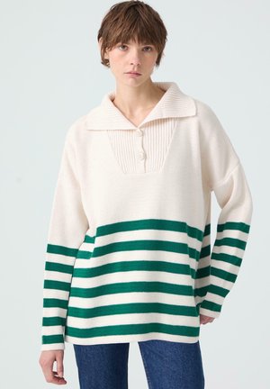Gebreide pullover in crème met groene en witte horizontale strepen, voorzien van een geribde kraag, knoopsluiting en een relaxte pasvorm.