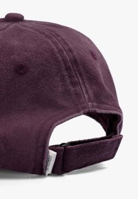 Gorra de pana burdeos con ojetes cosidos, visera curva y una correa ajustable en la parte posterior con una hebilla de metal.