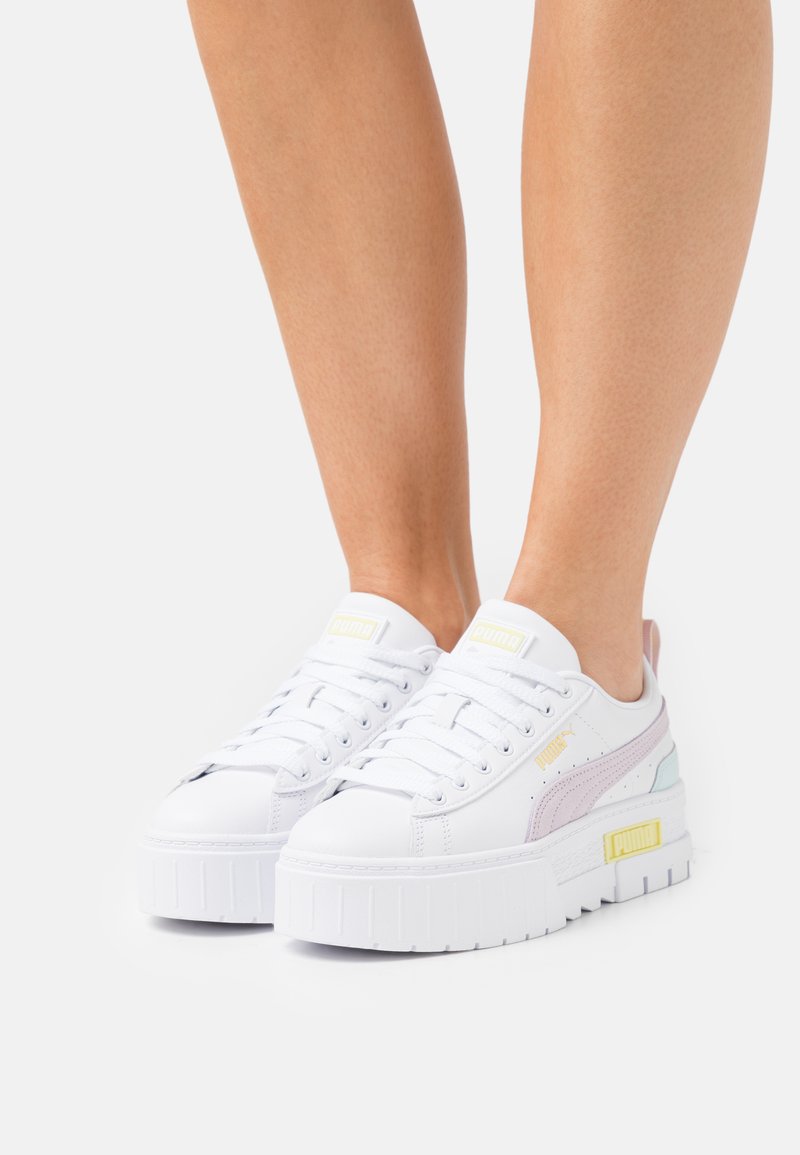 Puma MAYZE - Sapatilha de treino - white/lavender fog/team gold