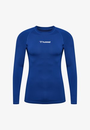 Blå langærmet træningsskjorte lavet af glat stof, med rund halsudskæring og et lille hvidt logo på den øverste venstre bryst.