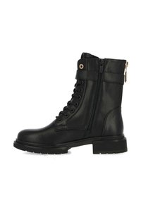 Botas de tobillo de cuero negro con cordones y un zipper lateral. Presentan una forma estructurada, un acabado texturizado y una suela plana de goma. Detalles en dorado.