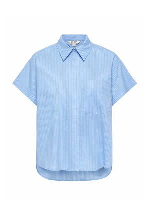 Krátky rukáv svetlomodrá košeľa s bielymi a oranžovými vertikálnymi pruhmi, špicatým golierom a náprsným vreckom, zobrazená na bielom pozadí.