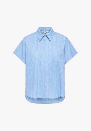 Chemise bleu clair à manches courtes avec rayures verticales blanches et orange, col pointu et poche poitrine, présentée sur un fond blanc.