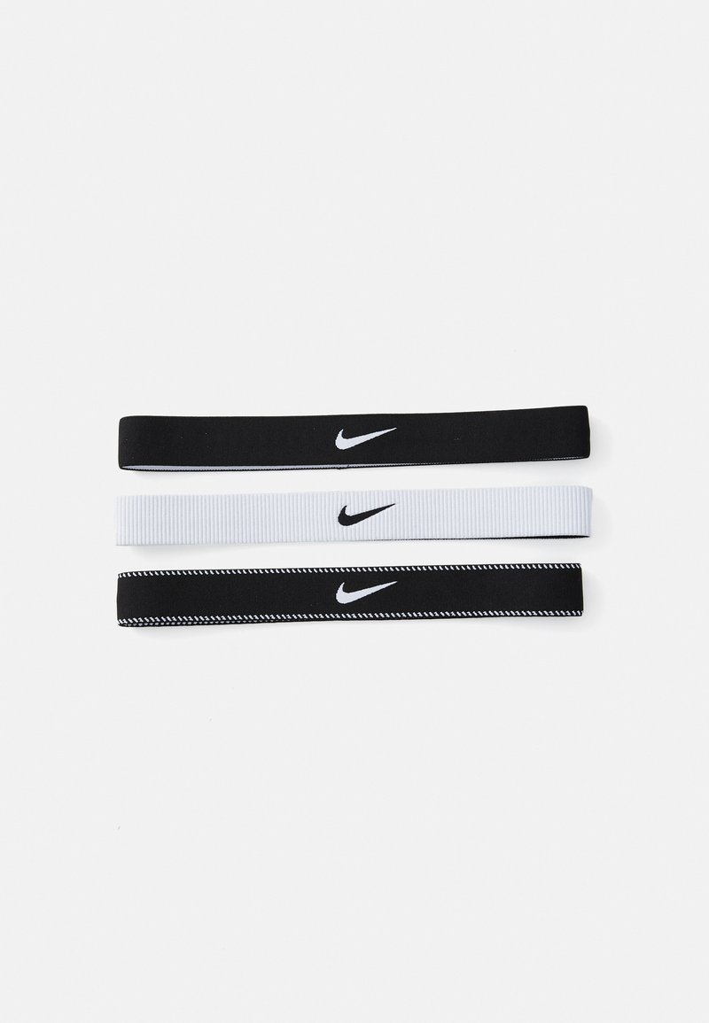 Tri skupine Nike gumice za kosu: jedna potpuno crna, jedna potpuno bijela i jedna crna s bijelim šavovima, sve s malim bijelim Nike logotipom.